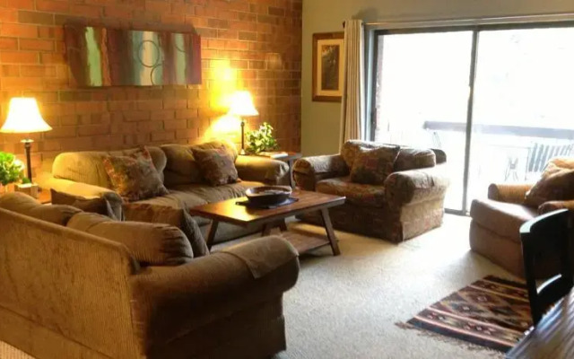 Park Station 2 Bd/2 Ba Quiet Corner Main St Condo