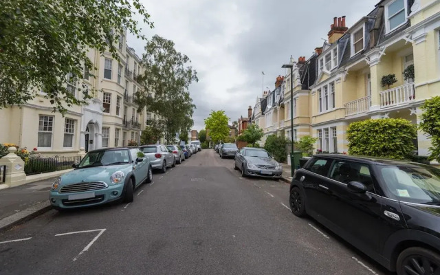 Remarkable Richmond Home By The Tube Station