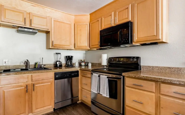 2141 IliIli Rd - 14 Br Villa