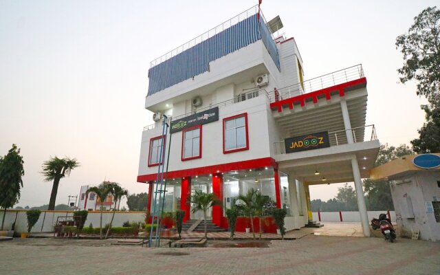 OYO 23416 Maharaja Hotel