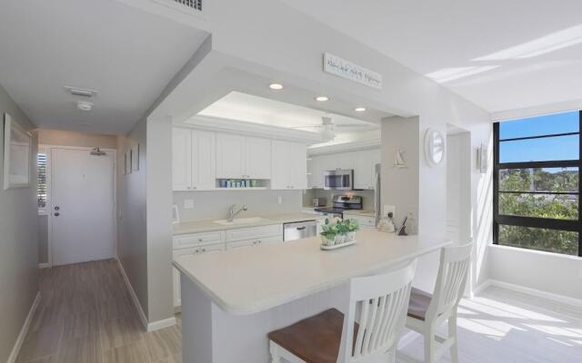 Ideal Beachfront Condo With Pool and two Balconies