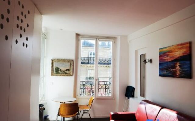 Louvre Apartment