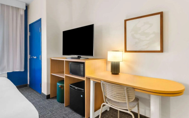 Spark by Hilton Pearland (H)