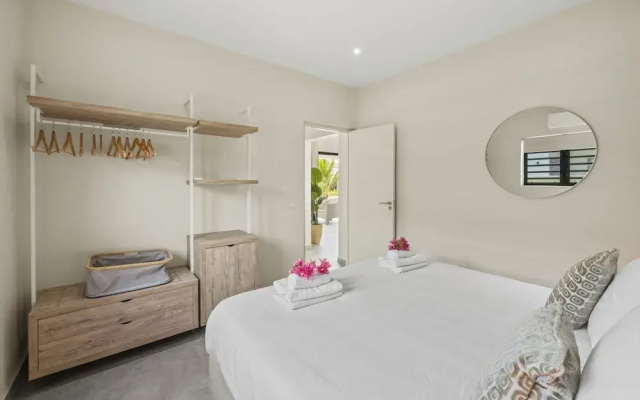 Infinity Blue villa with private pool at Mambo Beach