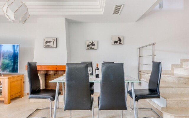 Peaceful Holiday Home in Sitio de Calahonda With Garden