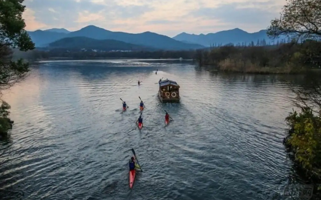 Yurong West Lake Cottage Resort