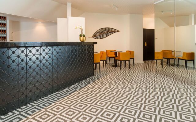Bay Plaza Hotel