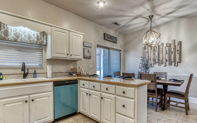 Irresistible Retreat w Pool Hot Tub Arcade