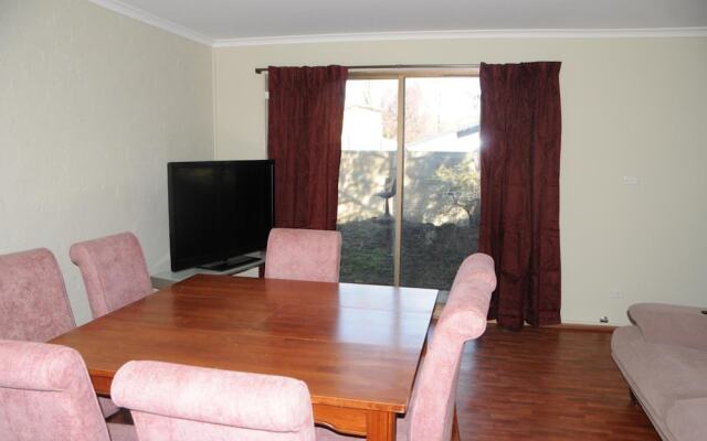 Snow Gate Motel and Apartments