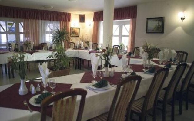 Aranysas Hotel és Bungalows Alsóörs