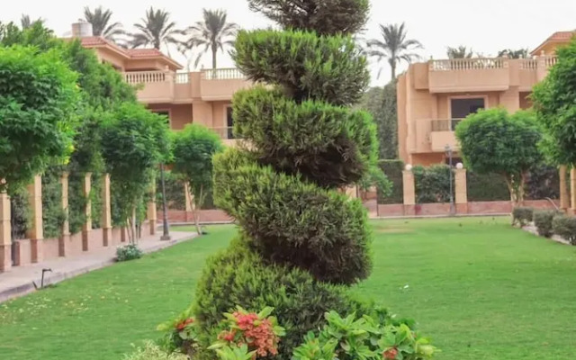 Luca Pyramids Inn