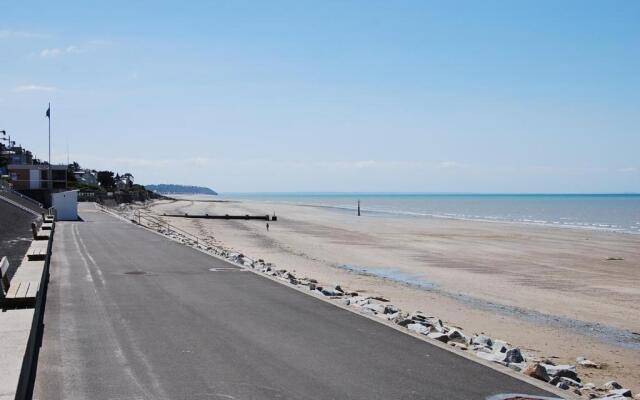 Tres Proche Granville Residence Midship