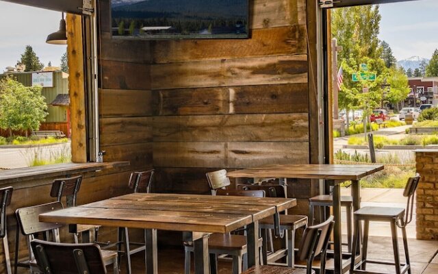 Ski Inn Taphouse Hotel