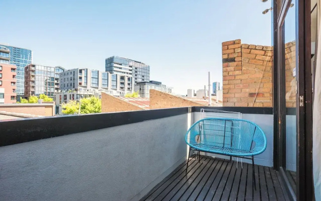 Melbourne Skyline Suite CBD with views