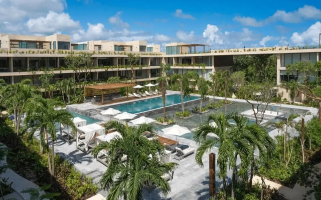 Luxury One BR Apartment With Shared Pool Gym