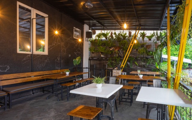 RedDoorz near Botani Square Mall