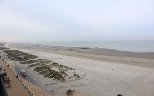 Apartment in Nieuwpoort by the Sea Wall