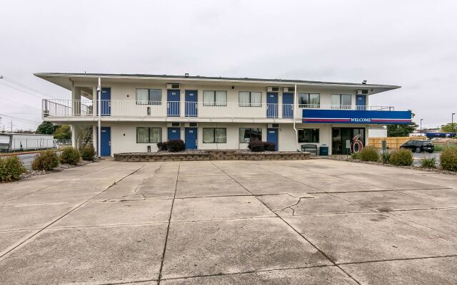 Motel 6 Janesville, WI