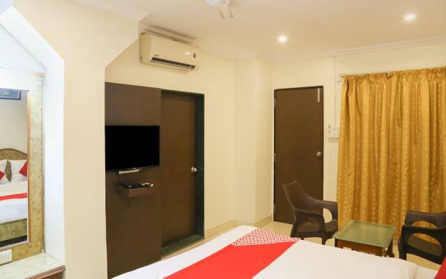 OYO 15090 Hotel Rajdeep