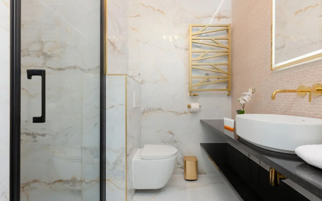 Glamour Studio With Parking by Renters
