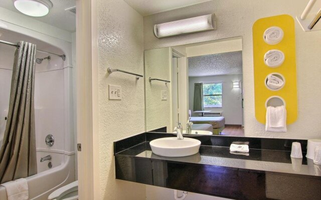 Motel 6 Austin, TX - Central Downtown UT