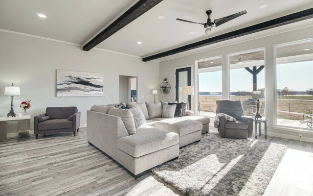 Near Shangri-la: Lake-view Monkey Island Home!