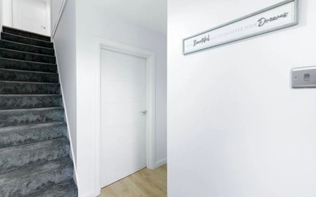 Spacious 4bedroom House-01 in Farnham Royal Slough