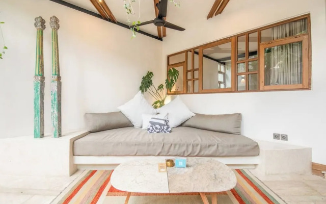Modern 2-br Art Deco Villa, 800m From the Beach