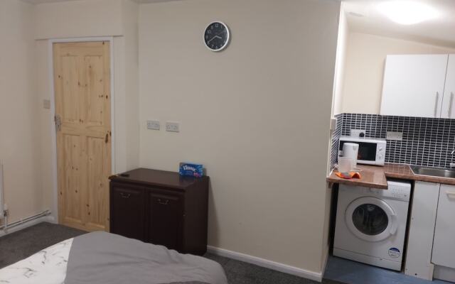 2-beds Studio Located in Parkgate Rotherham