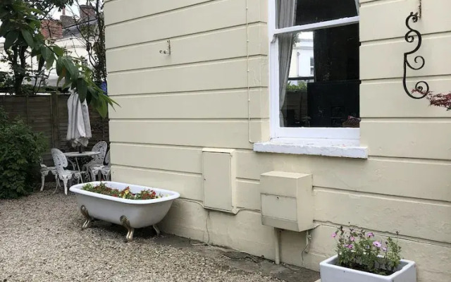 2 Bed House - Sleeps 6 - Garden, Pets, Parking