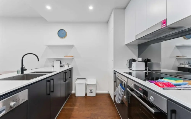 Perfect Location 1-bed With Balcony, BBQ & Parking