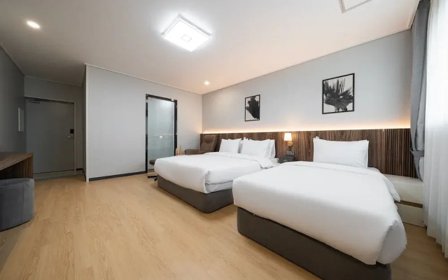 Gunsan Hound Hotel