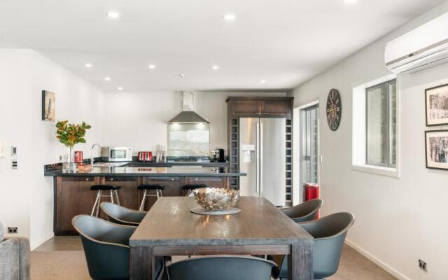 Lakefront Penthouse Apartment With 270-Degree View