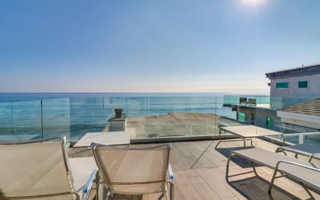 Beachfront Malibu Apartment w/ Ocean-view Balcony