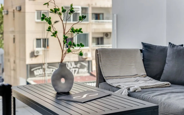 Sanders Crystal - Lovely  2-bdr Apt w Balcony
