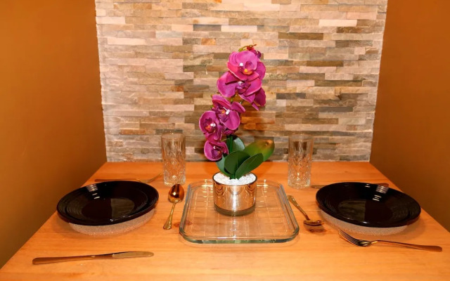 Sexy Luxurious Versace Apartment Near Sheffield