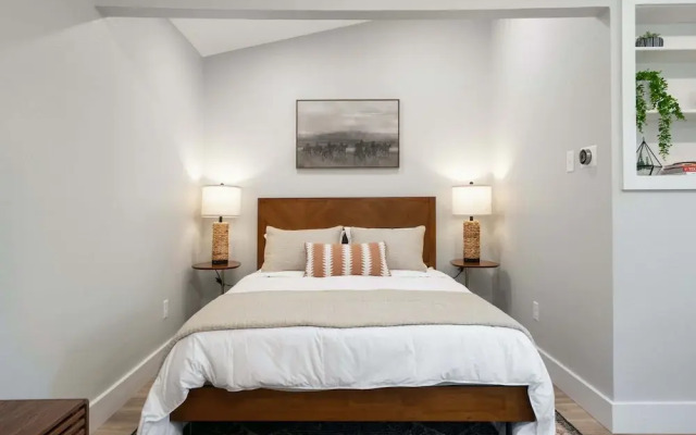 Chic Studio Walkable to Soco!