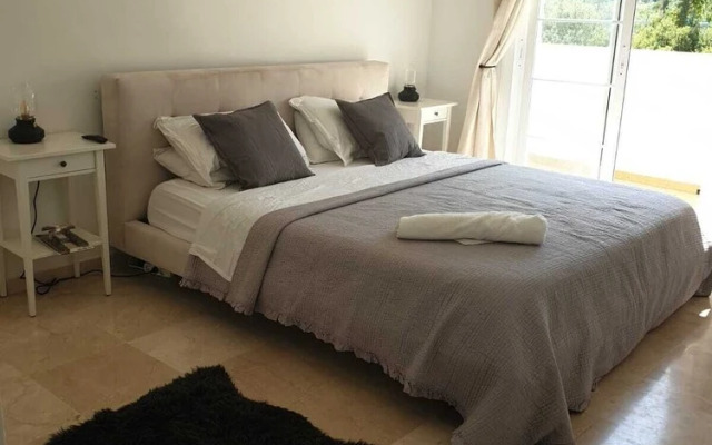 Remarkable 3-bed House in Marbella