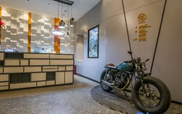 Ease Hotel · Qu (Wuhan Guanggu Square Yangjiawan Subway Station)