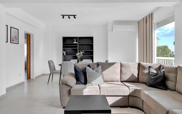 Phaedrus Living: Romanou Modern City Center Flat