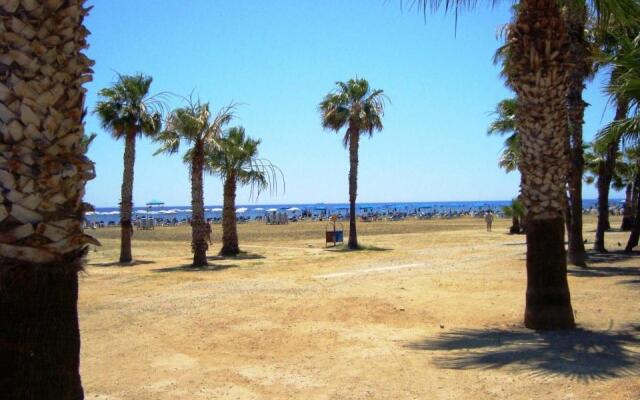 104 Excellent 2 bed apartment with pool view, AC & gym!