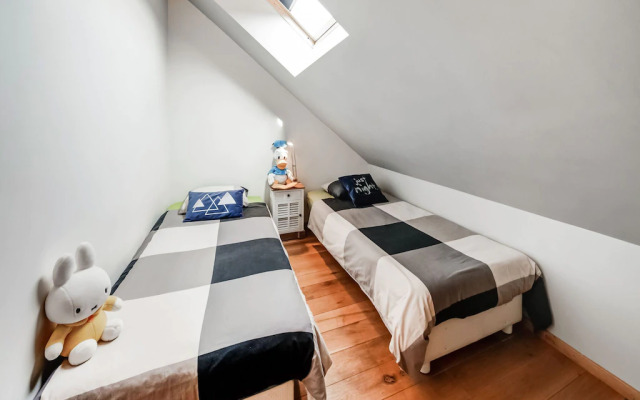 Tranquil Holiday Home in Mont with bubble bath, Terrace, Garden