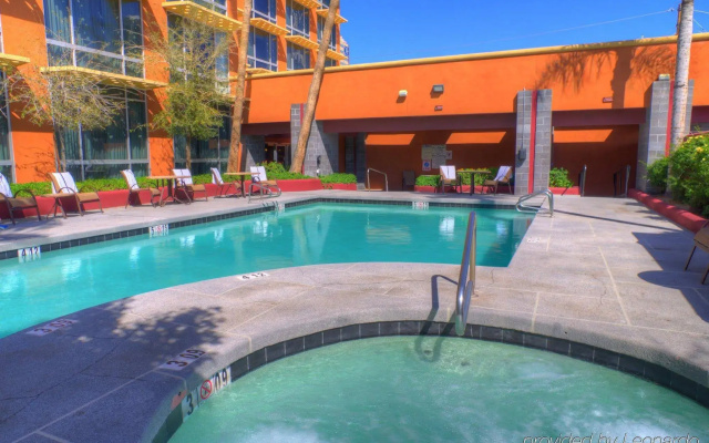 Holiday Inn Express & Suites Phoenix Midtown by IHG