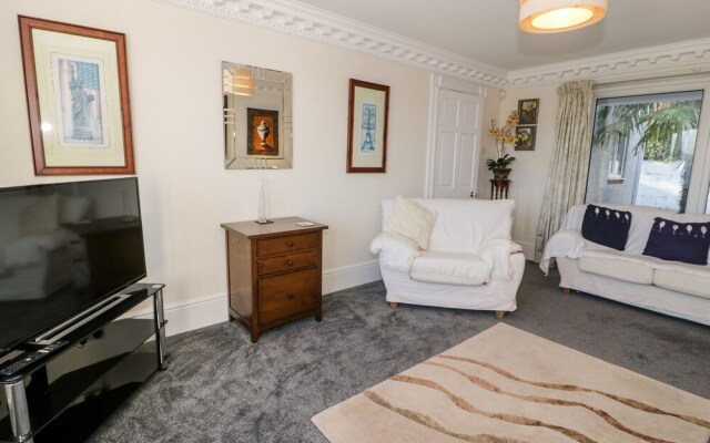 11 Glyn Garth Mews
