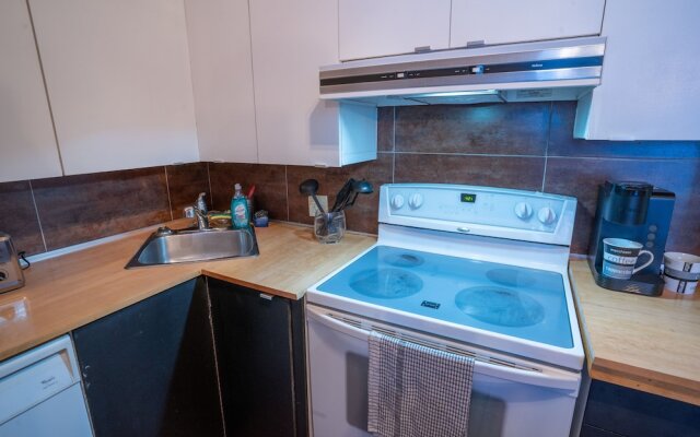 Stunning 2 Bedroom Apt! 3mins Walk From CDN Metro