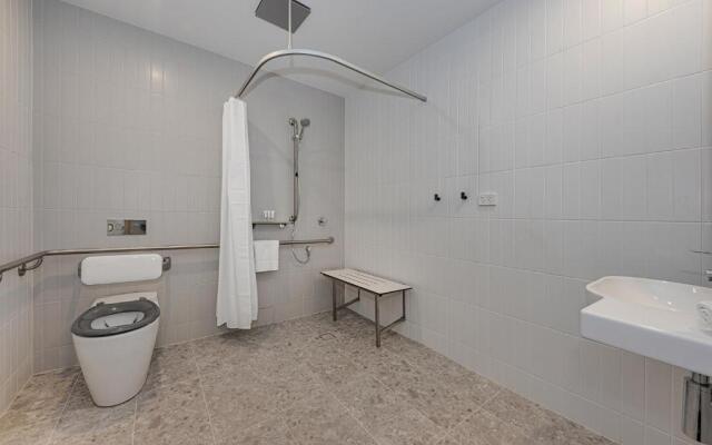 Littomore Suites Kingswood