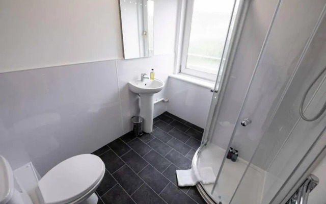 ☆ Bright, Modern West-End Apartment ☆