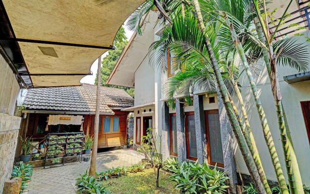 SPOT ON 92975 Aria Hostel Capsul Cihampelas