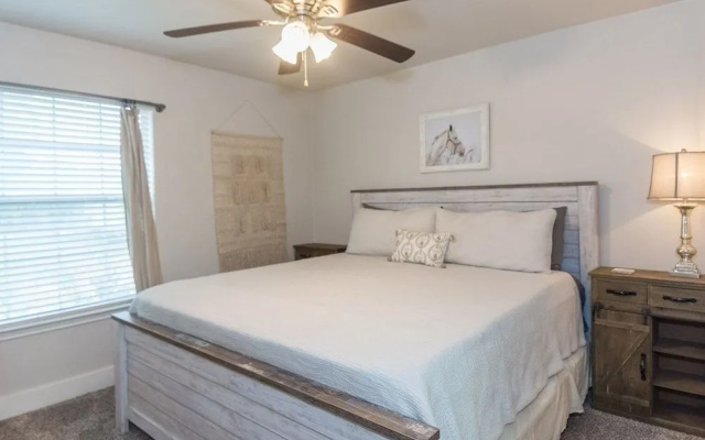Fredericksburg Fun 3 Bedroom Apts by Redawning