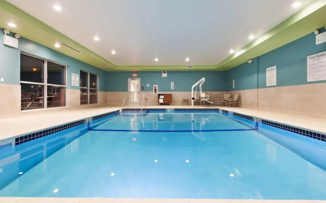 Holiday Inn Express & Suites Lenexa Overland Park Area